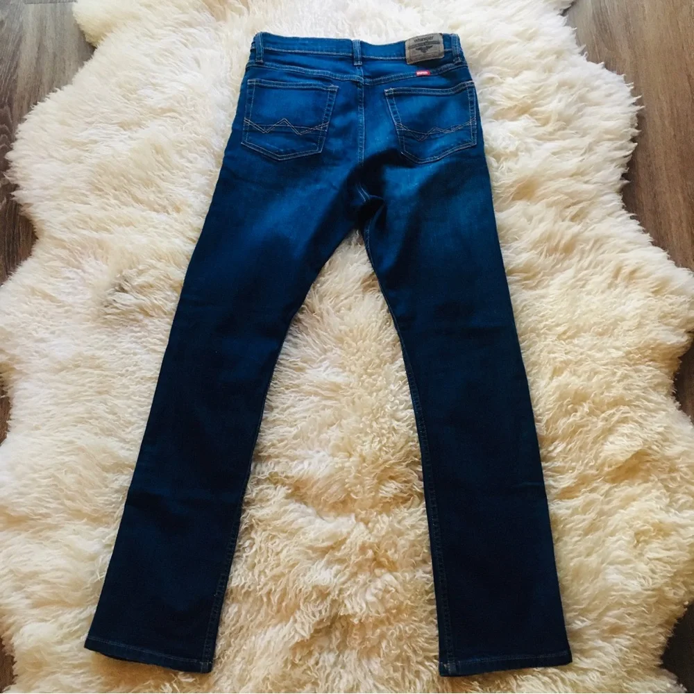 Wrangler’s Distressed Slim Straight Men’s Jeans - Picture 2 of 6